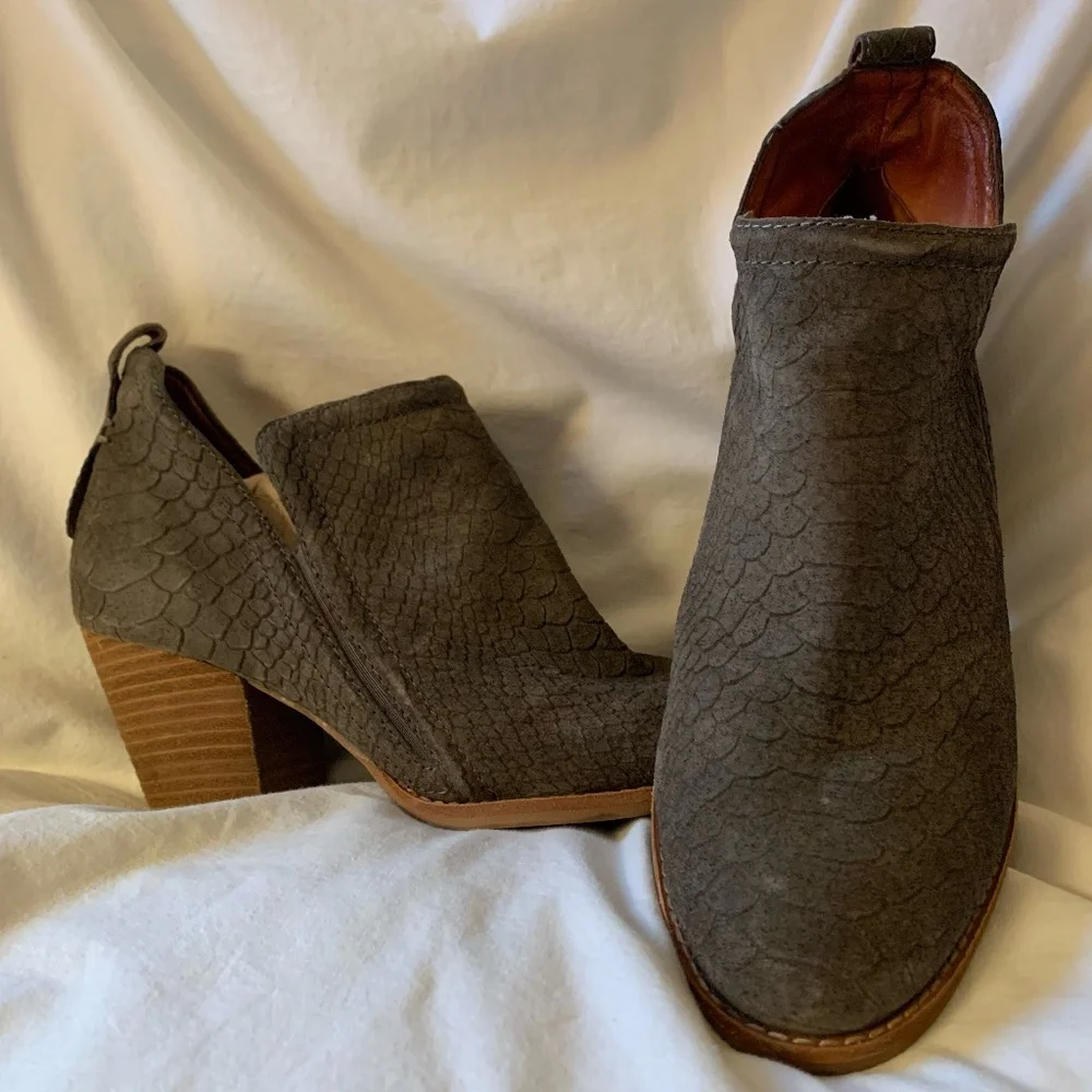 Jeffrey Campbell 'Rosalee' suede snake embossed ankle boots/booties - Picture 1 of 12